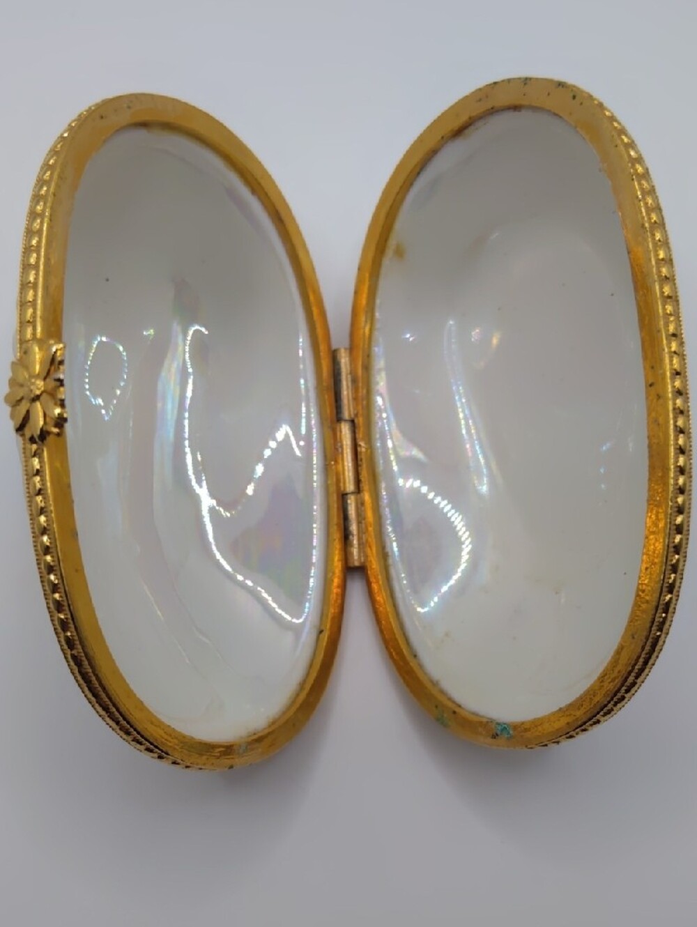 Estee Lauder White and Gold Shell Trinket Box Vintage - Picture 4 of 7